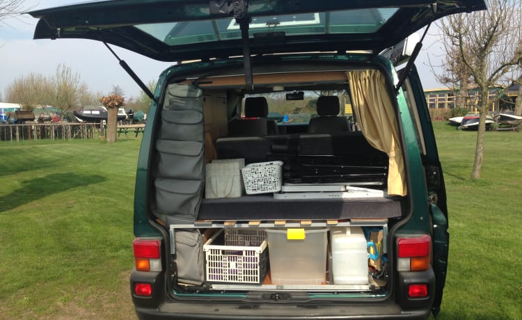 Zeer handige en  gezellige camperbus voor 4 personen.        