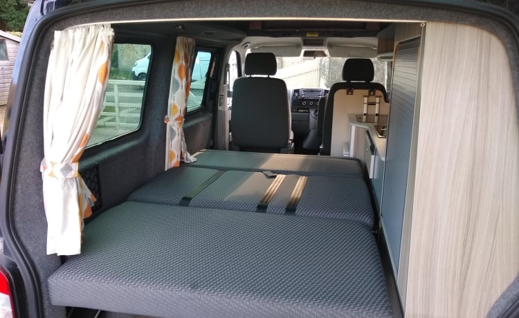 Incantevole camper con 4 posti letto VW T5.1 - L'avventura ti aspetta!