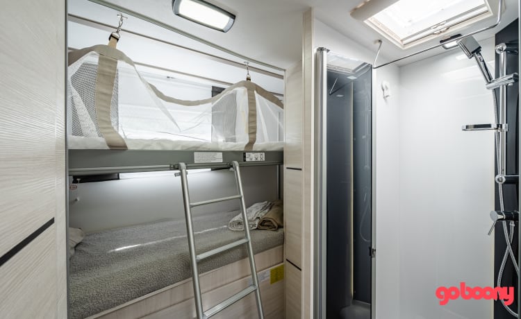 Camper nuovo/accogliente con ampio soggiorno e completamente automatico