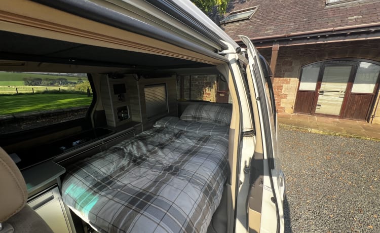 The Borderless Reiver – 3-persoons Toyota campervan uit 2007