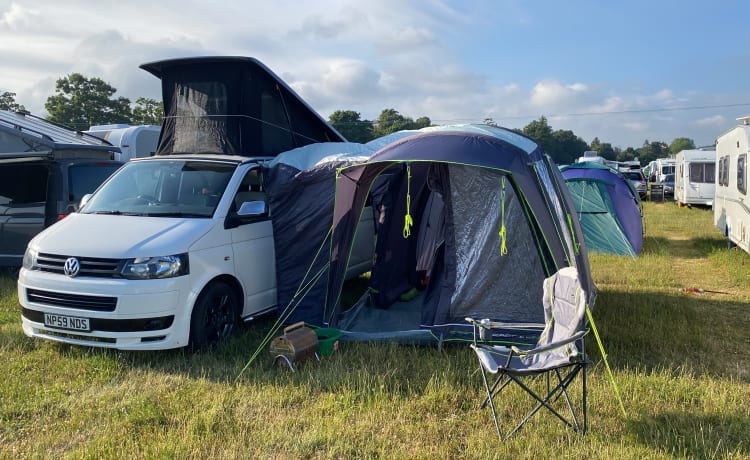 Flo – 4 berth Volkswagen Transporter 5.1 campervan 