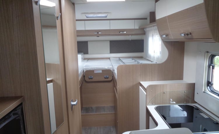 Carado T338 (nieuw) – Experience the freedom! Luxurious and fully furnished - length beds - XXL garage