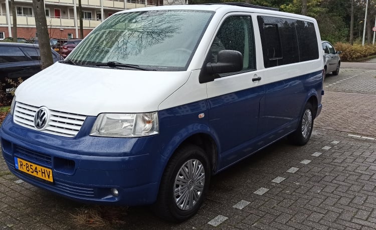 The white and blue dream – Autobus camper VW T5