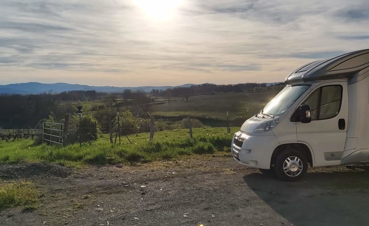 Camping-car de 6m très soigné pour 3 personnes. Compact mais spacieux !