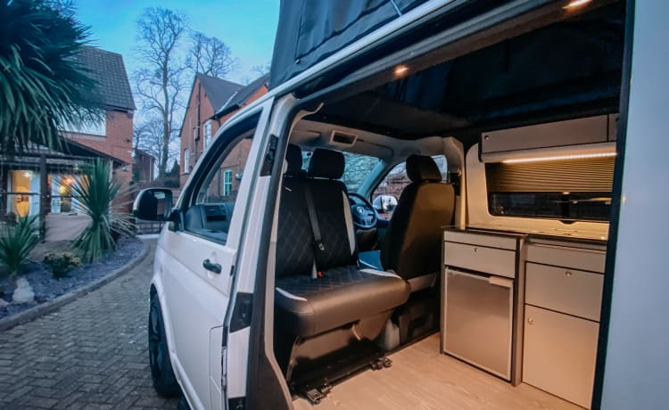 TRAVIS – VW Transporter T5.1 NEW conversion