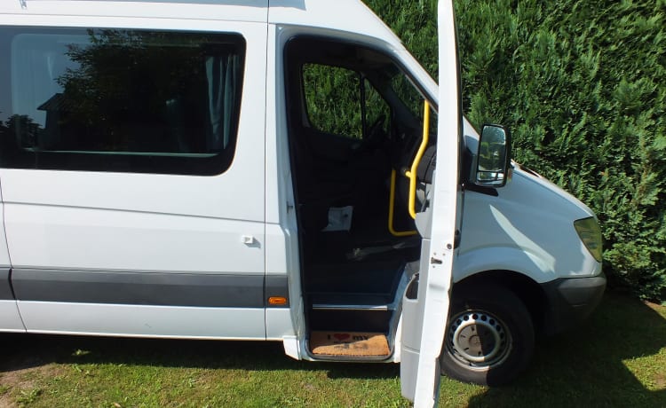 Co-Camper – Mercedes-Benz sprinter with wooden interior