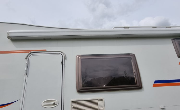 Andy – 6 BERTH 6 SEATS MOTORHOME FOR HIRE, FROM MILTON KEYNES & LIVERPOOL 