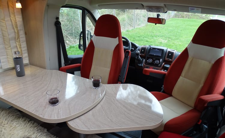 Moonlight – Wonderfully comfortable Bürstner semi-integrated motorhome