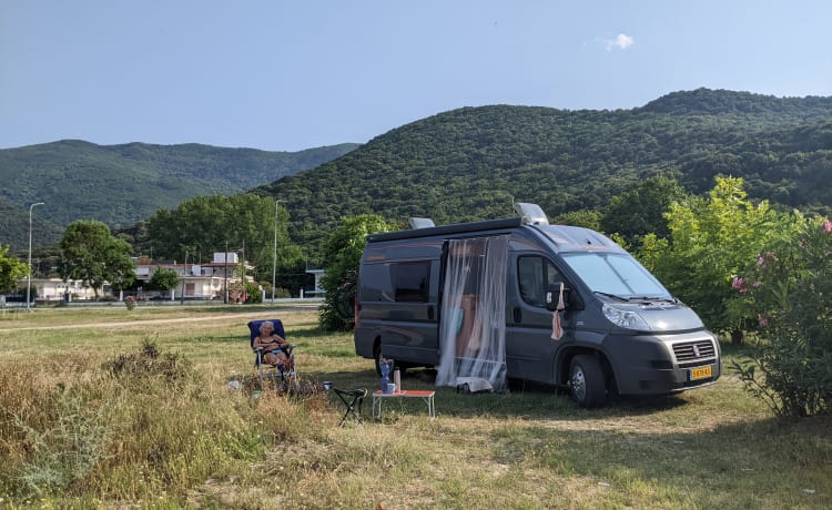 Buscamper van 6m voor 2 personen