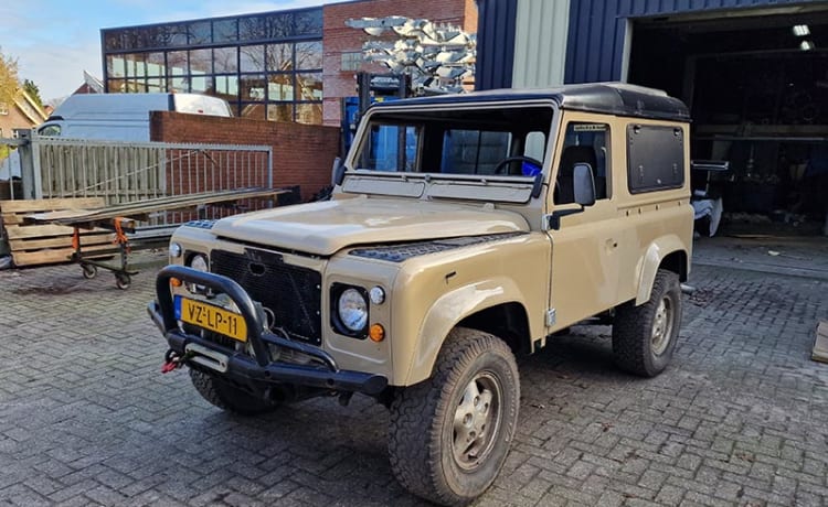 Boelo – Defender 90 300 TDI met daktent en luifel