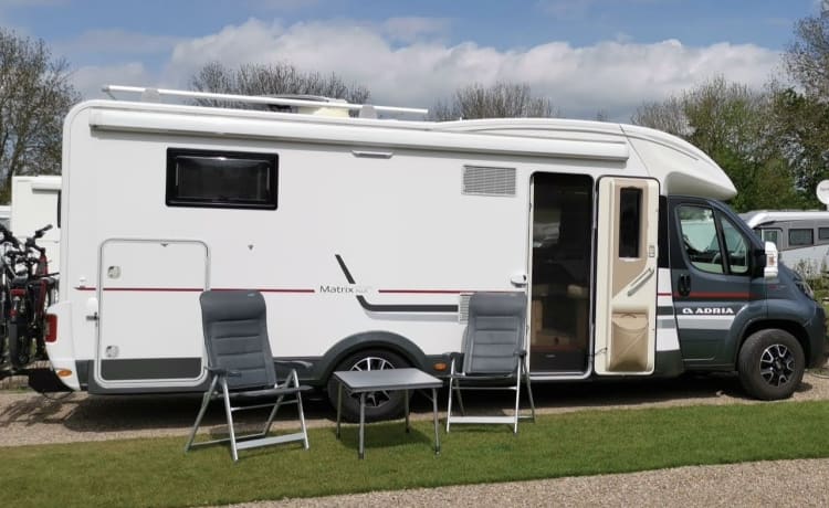 Camping-car familial de luxe Adria Matrix avec système de niveau automatique