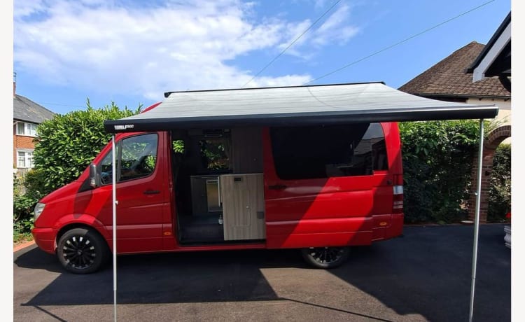 Vinnie – Fully Off-Grid Mercedes High Top (MWB) with heating, shower & toilet