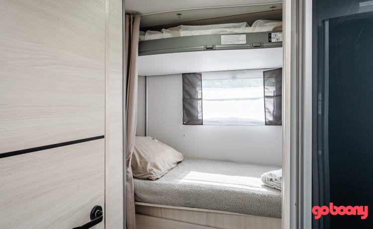 Camper nuovo/accogliente con ampio soggiorno e completamente automatico