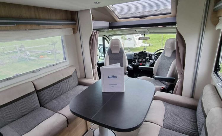 Betty Bob – Betty Bob is een luxe automatische camper met 5 zitplaatsen en 6 slaapplaatsen 