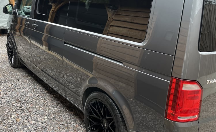 Wilson – Luxus VW T6 LWB 4 Schlafplätze Kent North Downs