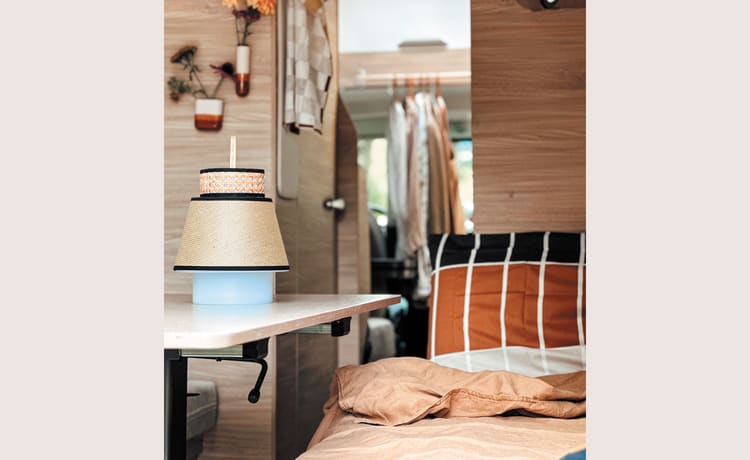 CLAY & GRACE - home away from home – 2-Personen-Knaus-Buscamper von 2019 – mit besonderem Design