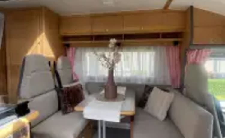 Corné & Joy – Complete with air conditioning - UNIQUE!! 4 person camper BOOK NOW!