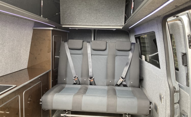 Van de maison  – VW T5 6 seats 4 berth plus 2 in awning 