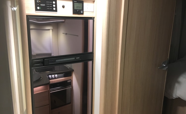 Phyllis – 4 berth, fixed bed - fully loaded!