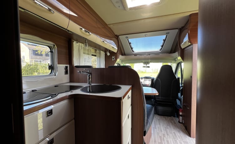 3 LMC T692G – Camper (2020) Half integrale automaat voor 2 personen 