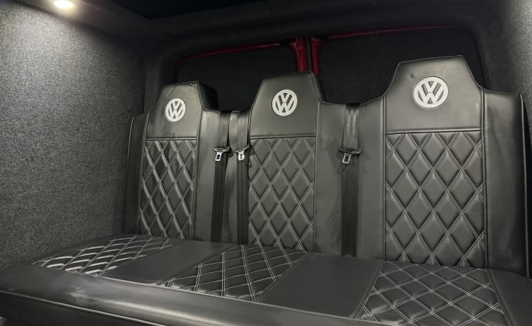 Veronica – VW T5.1 LWB Transporter mit KING-SIZE-Bett