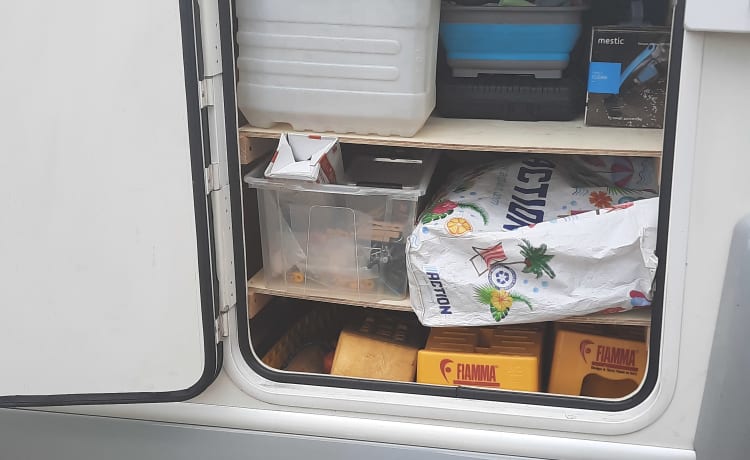 Nette camper voor 2 personen met voldoende bergruimte.