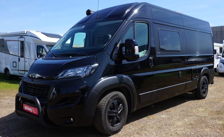 Zomer avontuur met deze all black edition Tourne Mobil camper.