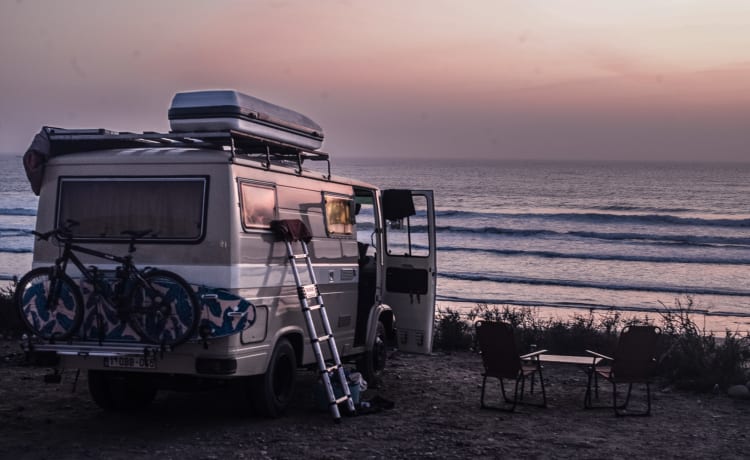 Germaine – Unique old-timer army bus and off-grid camper