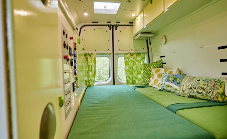 De Groenling – Nicely driving bus camper for 2 pers. with beautiful furnishings for rent