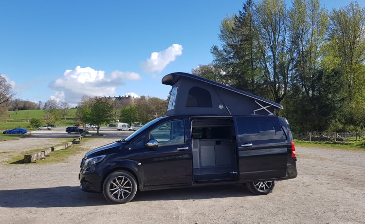 Black Beauty – Mercedes-Benz camper Gloednieuwe conversie met wegrijluifel