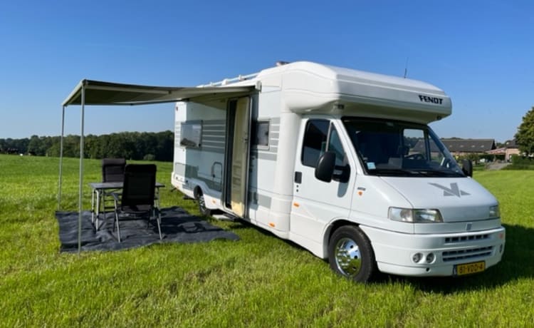 Mooie 4 persoons Fiat Ducato camper, van alle gemakken voorzien. 