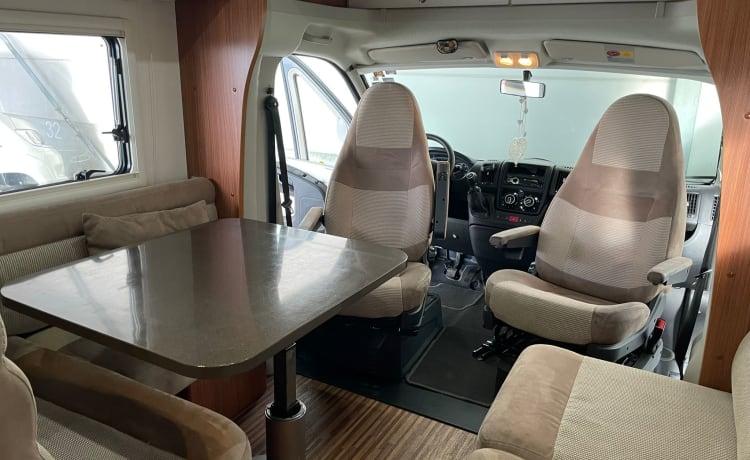 6er Adria Matrix M680sp Teilintegrierter aus dem Jahr 2012 mit 5 angeschnallten Sitzen