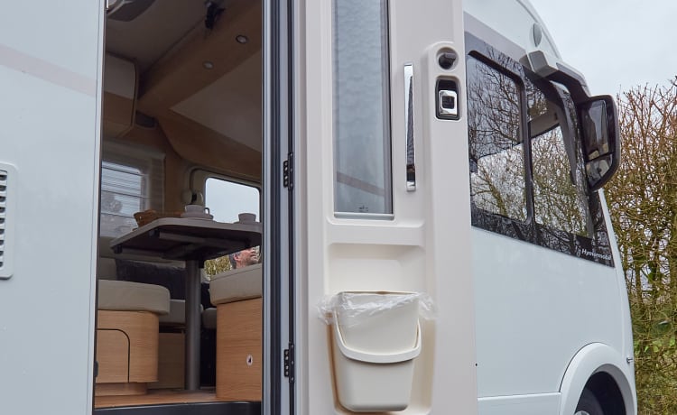 Comfortable Hymer 680 BMC Integral (2023)