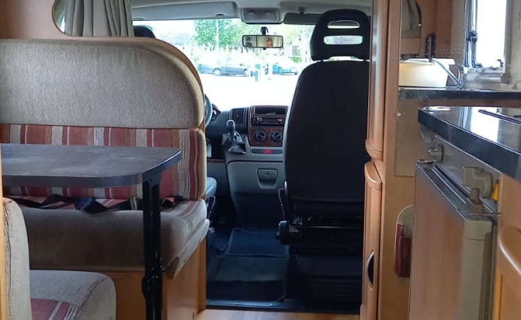 Fiat mc louis A640 – Beautiful spacious family camper with large alcove and bunk bed