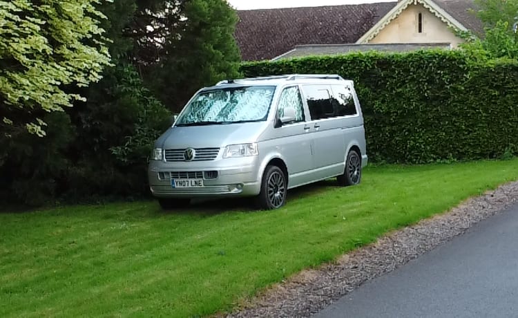 Polly – 2 berth Volkswagen Transporter campervan from 2007