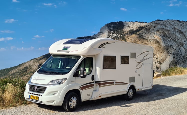 Beautiful 2 to 5 person MC Louis Sovereign 60G motorhome