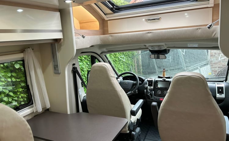 Beau camping-car compact 3 personnes de 2021