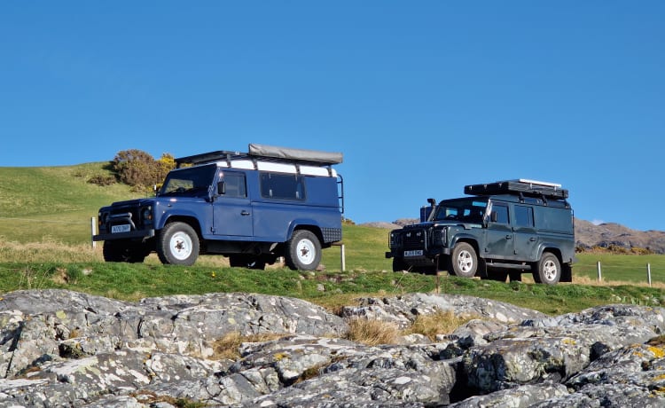 Blue Landy – 2-persoons Land Rover campervan uit 1992