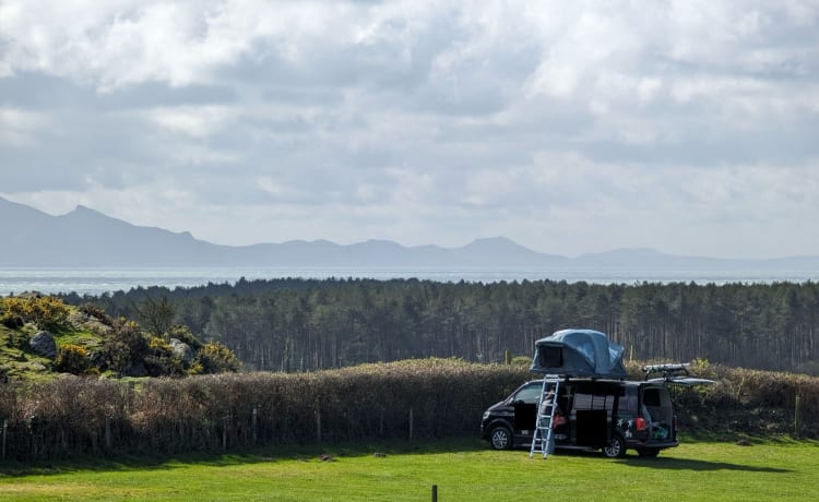 Jessie – VW T32 Adventure All Rounder transporter with added 3 birth roof tent box 