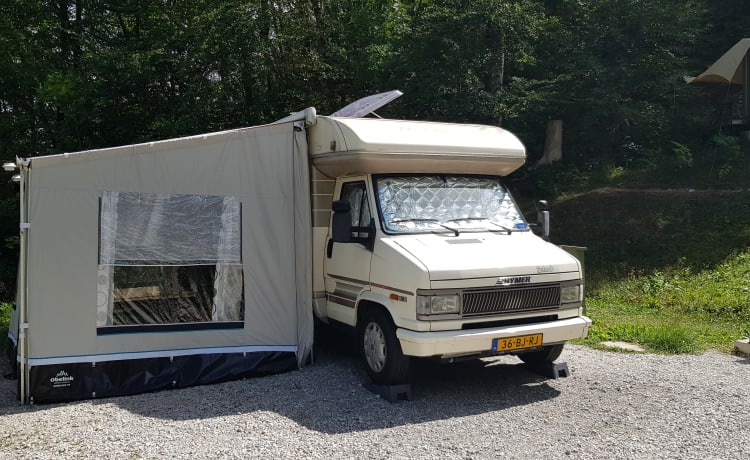 Hymer 4 personnes spacieux et très complet