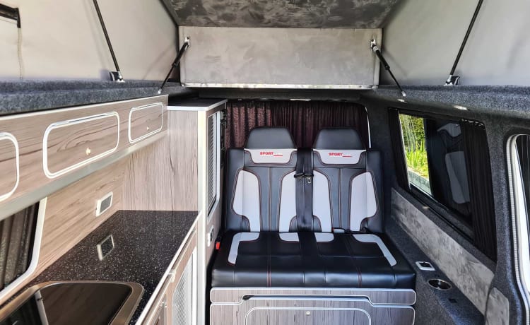 Wallace – Camper VW T6 con 4 posti letto ad alta specifica nel Derbyshire