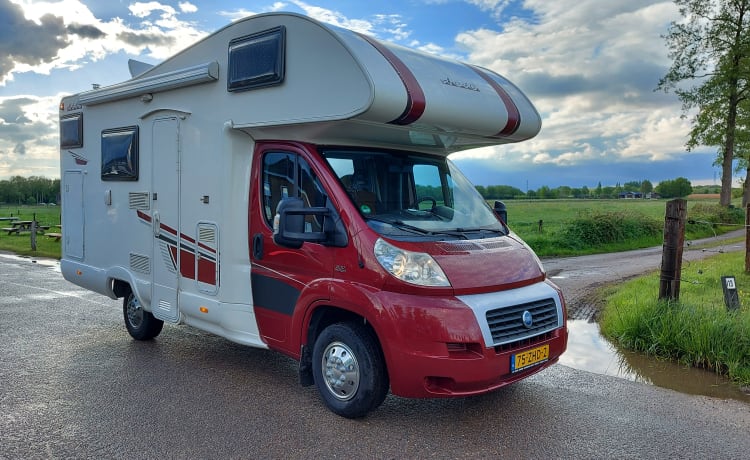 Fiat mc louis A640 – Beautiful spacious family camper with large alcove and bunk bed