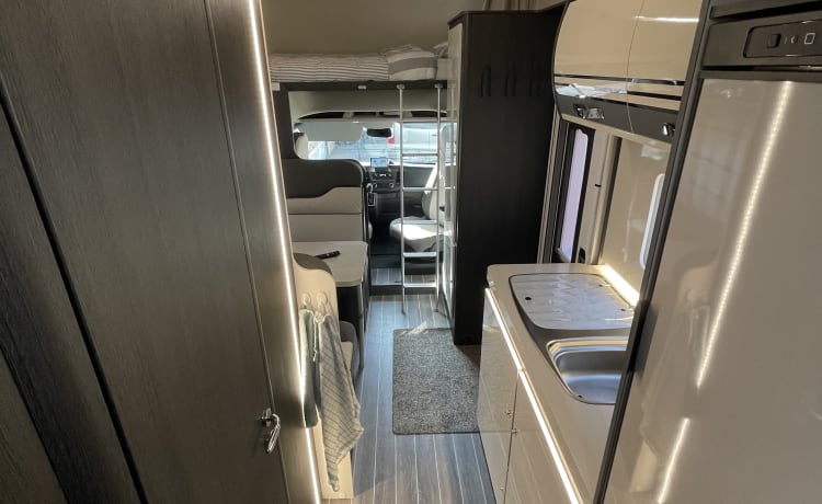 Julia – Gloednieuwe luxe camper, automaat, 6 zit-en 6 slaappl. zonder ombouw