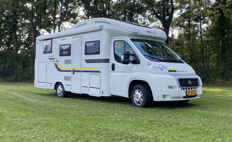 Mooie 4 persoons half-intergraal camper