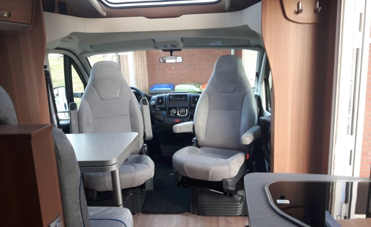 Camper moderno con molti extra