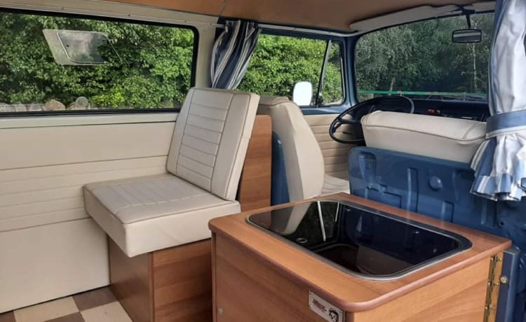 Bernard – Bellissimi camper del 1972 VW Early Bay a noleggio dallo Yorkshire