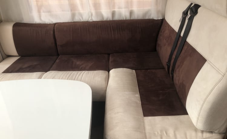 Beni – Rijd en geniet in onze comfortabele en compacte camper.