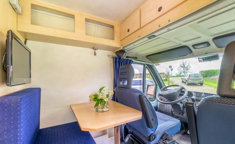 Joli bus camping-car entièrement équipé avec panneaux solaires