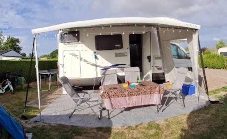 Camping-car luxueux et complet pour 4-6 personnes.