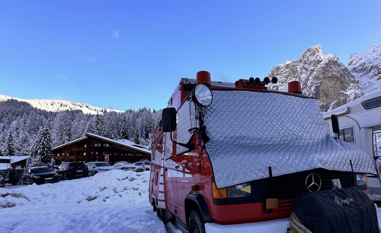 Helga – Klassieke Duitse brandweerwagen omgebouwd tot luxe camper voor 6 personen